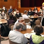 神戸市が示した王子公園の再整備方針について意見を交わす市民ミーティングの参加者たち＝動物園ホール