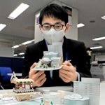 神戸市東灘区が無料配布する「神戸ファッションプラザ」のペーパークラフト（手前）＝同区役所