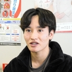 川に飛び降りようとした女性を助けたときの状況や心境について語る伊藤光輝さん＝神戸北署