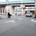 北向きの一方通行とする改修工事の計画案に地元で反対の声が出ている「古堂交差点」＝神戸市東灘区北青木３