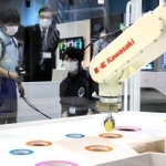 コントローラーを操作してロボットを動かす子ども＝バンドー神戸青少年科学館