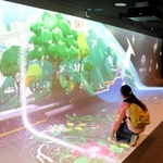 子どもたちの動きに合わせて映像を壁や床に投影する連絡通路＝バンドー神戸青少年科学館