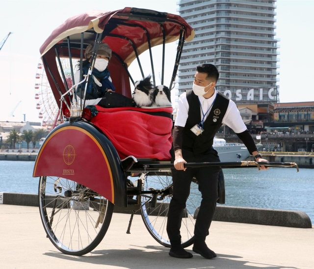 潮風を感じながら走る。神戸に登場した「リムジンリキシャ」＝神戸市中央区波止場町