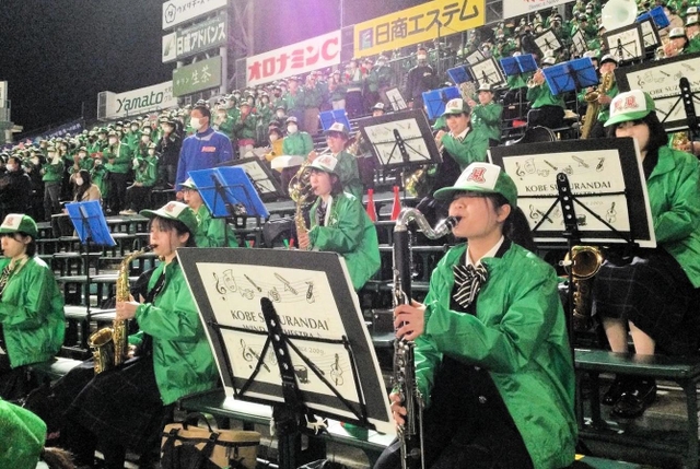 只見高校の友情応援として甲子園のアルプス席で演奏した東灘、神戸鈴蘭台高の生徒＝３月、甲子園球場（東灘高校提供）