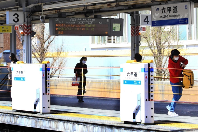 ホームの端から端まで続く駅名標はじっくり見ると壮観？＝神戸市灘区、ＪＲ六甲道駅