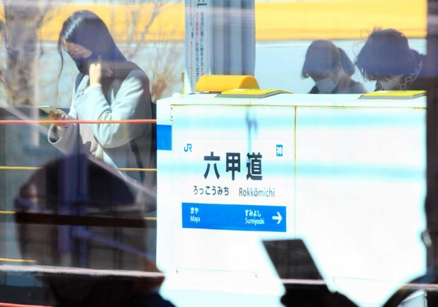 ホーム柵の支柱内側にある駅名標。車内から座っていてもはっきりと見える＝神戸市灘区、ＪＲ六甲道駅