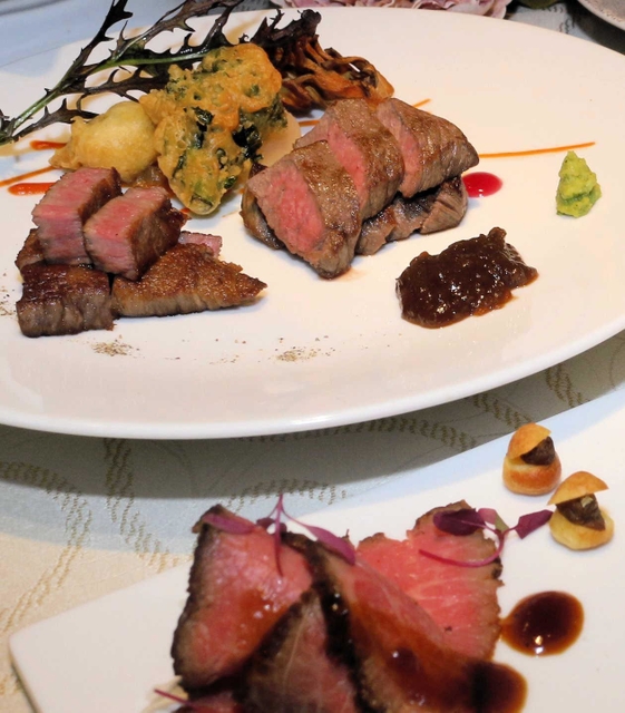 「喜山プレミアムコース」で提供される神戸牛ステーキ２種（奧）とローストビーフ＝神戸市中央区北長狭通２、神戸牛喜山