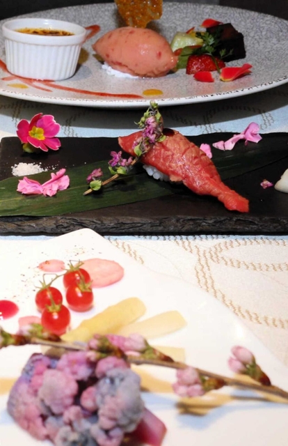 （手前から）サクラをイメージした春野菜、あぶりステーキずし、デザート＝神戸牛　喜山