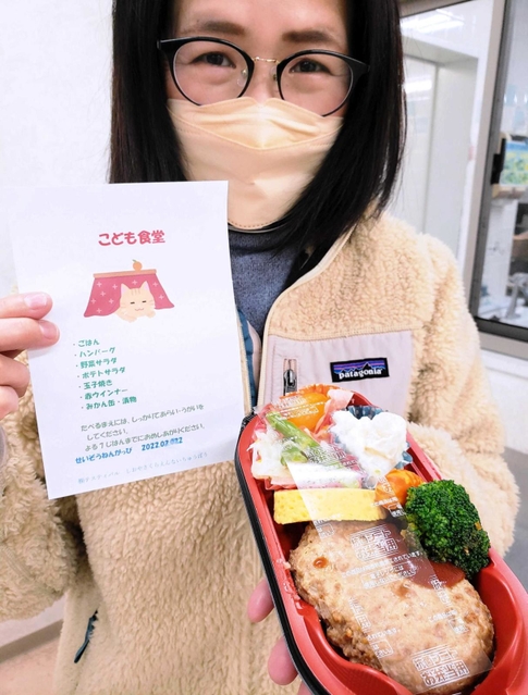 抗菌シートを敷いた弁当。手洗いなどを呼び掛けるメッセージも添える＝神戸市垂水区塩屋町４、塩屋さくら苑