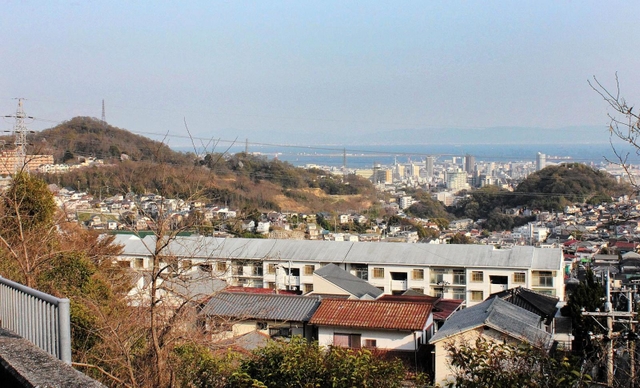 鵯越付近からは平家の本拠があったと思われる大輪田泊や福原付近が一望できる＝神戸市長田区