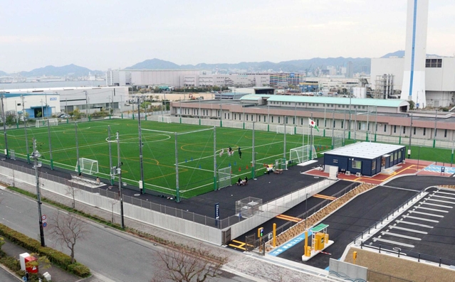 サッカーコート２面分の広さを誇るグラウンド（左）を備えた港島南球技場＝神戸市中央区港島南町３