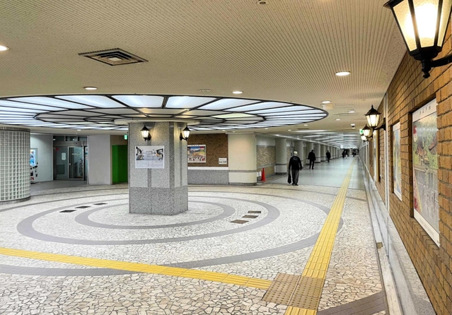 緊急一時避難施設に指定された三宮中央通り地下通路＝神戸市中央区三宮町１