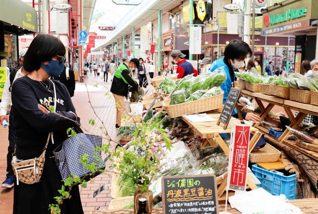 兵庫県産の野菜や茶葉が並ぶ水曜市＝元町１番街商店街