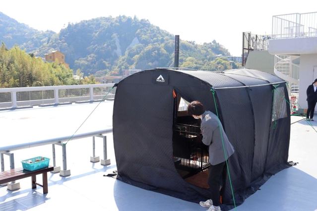 自然に囲まれた屋上に立つテントサウナ＝神戸市北区有馬町