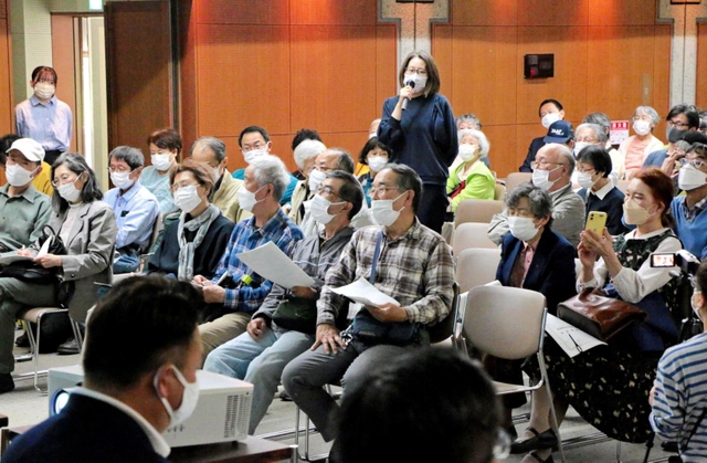 王子公園の今後について、市会議員と意見を交わす地元住民ら＝神戸市灘区王子町３
