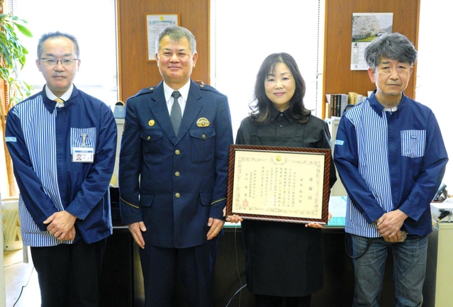 感謝状を受けた岡本徳子さん（右から２人目）＝兵庫署