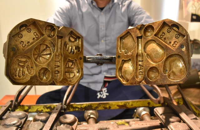 展示される鉄製の焼き型＝神戸市中央区三宮町１