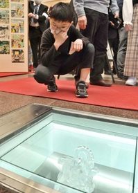 三宮センター街にお目見えした作品「謎」。鑑賞した子どもも思いふけった＝三宮センター街２丁目商店街