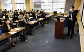 特別支援教育相談センターが発足して最初の顔合わせに集まったスタッフら＝市総合教育センター