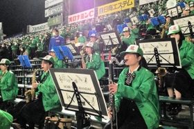 只見高校の友情応援として甲子園のアルプス席で演奏した東灘、神戸鈴蘭台高の生徒＝３月、甲子園球場（東灘高校提供）