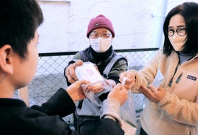 子育て家庭に弁当を届ける「塩屋こども食堂・さくらのいえ」のボランティア。コロナ禍で会食を配食に切り替えて支援を続ける＝神戸市内