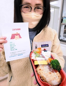 抗菌シートを敷いた弁当。手洗いなどを呼び掛けるメッセージも添える＝神戸市垂水区塩屋町４、塩屋さくら苑