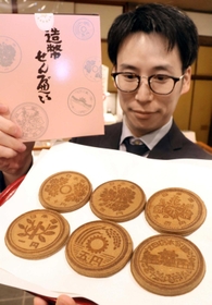 造幣局の桜の通り抜けに合わせて、現地や店頭で販売される「造幣せんべい」＝亀井堂総本店