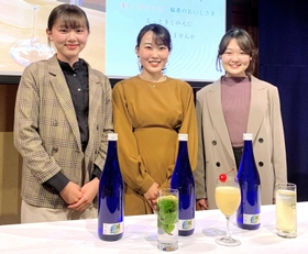 環を使ったＳＡＫＥカクテルコンテストに参加した（左から）佐竹桃香さん、藤田真帆さん、奥野菜々子さん＝神戸市東灘区御影塚町１