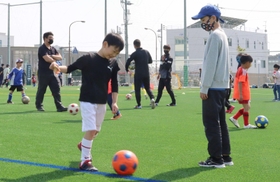 グラウンド新設に合わせて開かれたヴィッセル神戸によるサッカー教室で駆け回る子どもたち＝神戸市中央区港島南町３