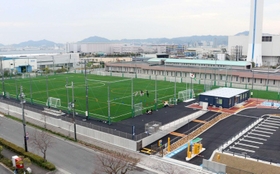 サッカーコート２面分の広さを誇るグラウンド（左）を備えた港島南球技場＝神戸市中央区港島南町３