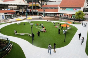 人工芝が敷かれ、刷新された「須磨パティオ」の買い物広場＝神戸市須磨区中落合２