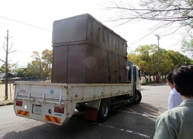 ひまわりが入った箱を載せて出発するトラック＝神戸市立王子動物園（同園提供）