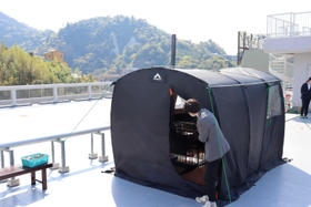 自然に囲まれた屋上に立つテントサウナ＝神戸市北区有馬町