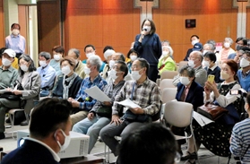 王子公園の今後について、市会議員と意見を交わす地元住民ら＝神戸市灘区王子町３