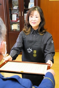 感謝状を受け取る岡本徳子さん＝兵庫署