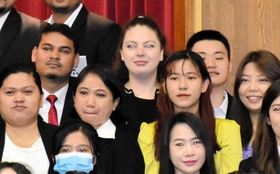 集合写真の撮影で整列するユリヤ・ゴルバチュクさん（後列左から２人目）。日常生活では、なるべく日本語を使うようにしているという＝神戸市長田区北町３