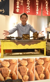 野球カステラ展の会場をＰＲする志方功一さん＝神戸市中央区三宮町１