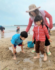 潮干狩りを楽しむ親子ら＝神戸市須磨区須磨浦通４