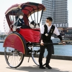 潮風を感じながら走る。神戸に登場した「リムジンリキシャ」＝神戸市中央区波止場町