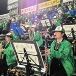 只見高校の友情応援として甲子園のアルプス席で演奏した東灘、神戸鈴蘭台高の生徒＝３月、甲子園球場（東灘高校提供）