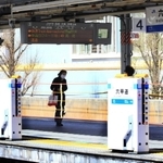 ホームの端から端まで続く駅名標はじっくり見ると壮観？＝神戸市灘区、ＪＲ六甲道駅