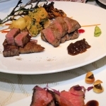 「喜山プレミアムコース」で提供される神戸牛ステーキ２種（奧）とローストビーフ＝神戸市中央区北長狭通２、神戸牛喜山