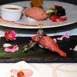 （手前から）サクラをイメージした春野菜、あぶりステーキずし、デザート＝神戸牛　喜山
