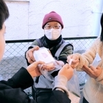 子育て家庭に弁当を届ける「塩屋こども食堂・さくらのいえ」のボランティア。コロナ禍で会食を配食に切り替えて支援を続ける＝神戸市内