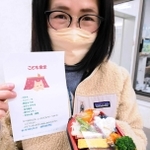 抗菌シートを敷いた弁当。手洗いなどを呼び掛けるメッセージも添える＝神戸市垂水区塩屋町４、塩屋さくら苑