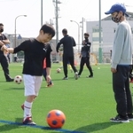 グラウンド新設に合わせて開かれたヴィッセル神戸によるサッカー教室で駆け回る子どもたち＝神戸市中央区港島南町３