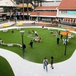 人工芝が敷かれ、刷新された「須磨パティオ」の買い物広場＝神戸市須磨区中落合２