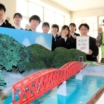 東京の高校生が作ったＪＲ肥薩線「球磨川第一橋梁」のジオラマ。運んだ山本健一さん（右）と、復旧を応援する舞子高校環境防災科の生徒たち＝県立舞子高校