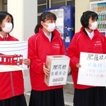 校内で募金活動をする舞子高校の生徒たち＝県立舞子高校