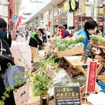 兵庫県産の野菜や茶葉が並ぶ水曜市＝元町１番街商店街